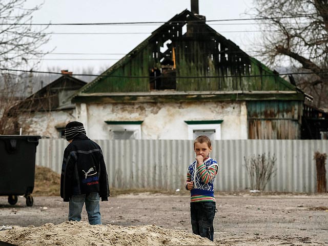 За год с начала активных боевых действий на востоке Украины в марте 2014 года более 150 детей подорвались на боеприпасах в Донецкой и Луганской областях Украины, 42 из них погибли, сообщает Детский фонд ООН (ЮНИСЕФ)