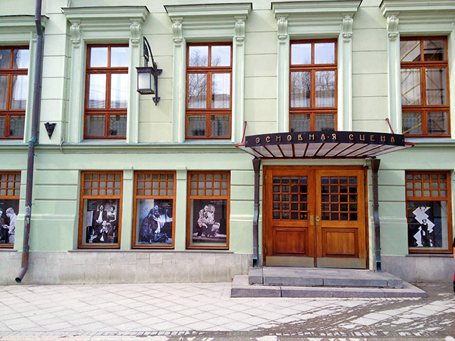 У здания Московского художественного театра имени Чехова 1 апреля собрались православные активисты