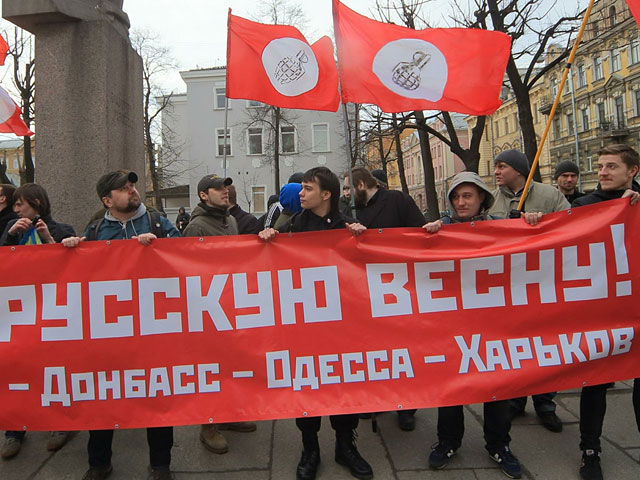 Активисты партии "Другая Россия" у памятника Маяковскому, 5 апреля 2014 года