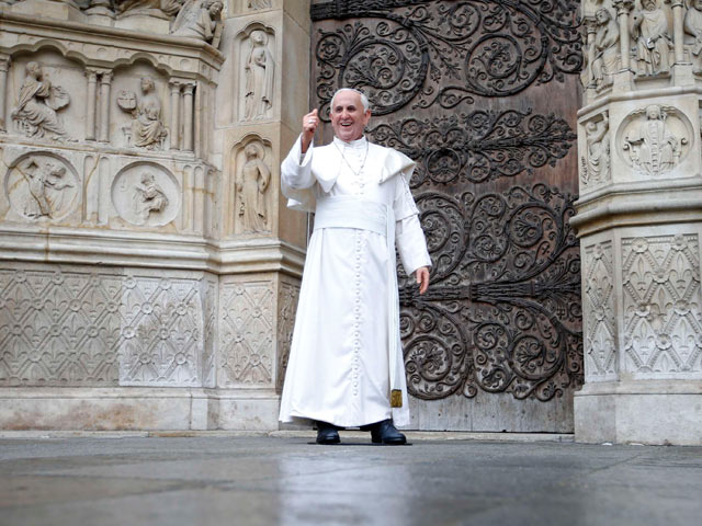 У входа в собор Парижской Богоматери появился восковой Папа Франциск