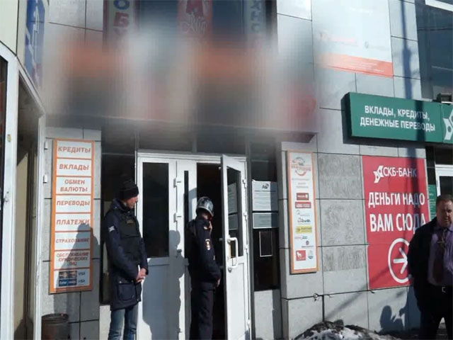 На Камчатке вооруженный грабитель похитил из банка 2 миллиона рублей