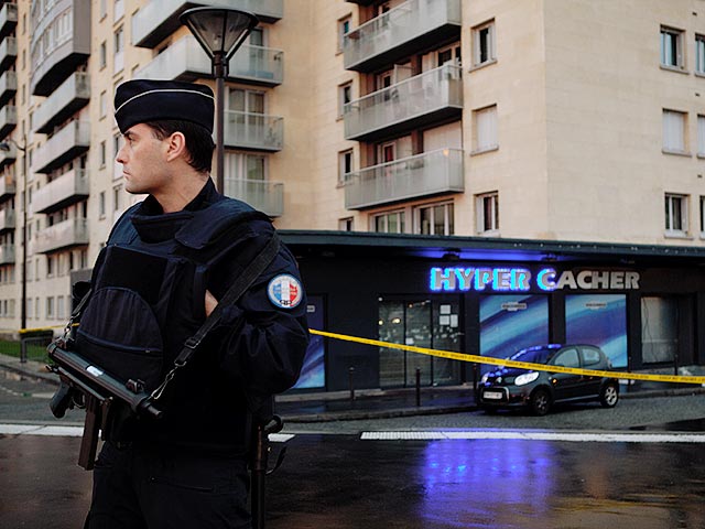 Шесть человек, прятавшихся в холодильной камере парижского магазина кошерных продуктов во время теракта, подали в суд на СМИ