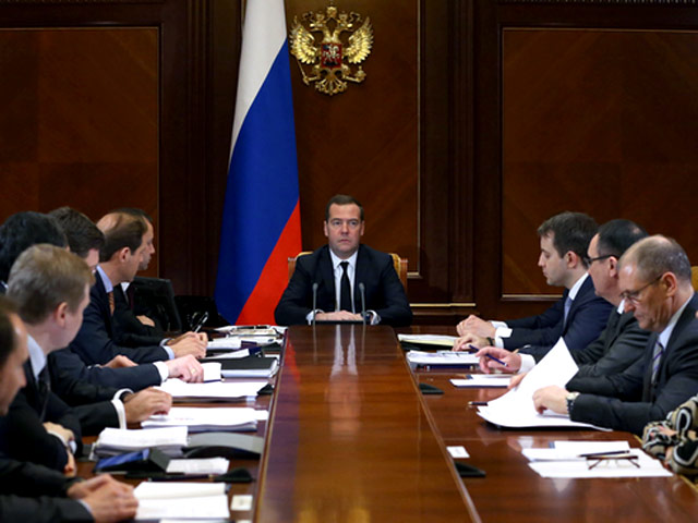 Медведев: Тотальное замещение импорта невозможно, такую задачу никто не ставит