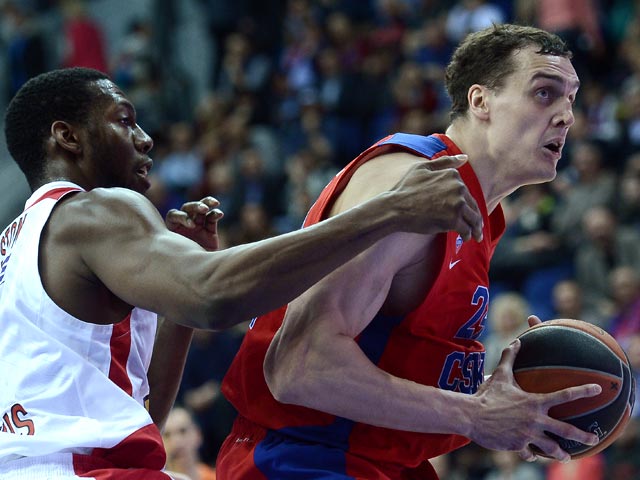 Баскетболисты ЦСКА взяли реванш у "Олимпиакоса" за поражение в Евролиге