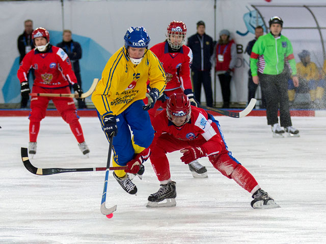Сборная России обыграла команду Швеции в финале чемпионата мира по хоккею с мячом, который завершился в Хабаровске