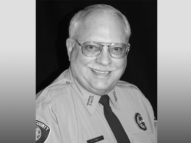 73-летний помощник шерифа в отставке Роберт Бейтс