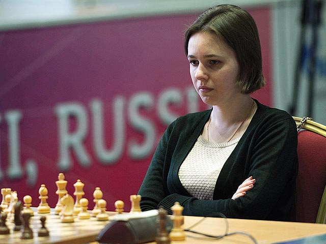 Украинка Мария Музычук стала чемпионкой мира по шахматам. В четвертой партии финального матча, который завершился в Сочи, она белыми фигурами сыграла вничью с россиянкой Натальей Погониной