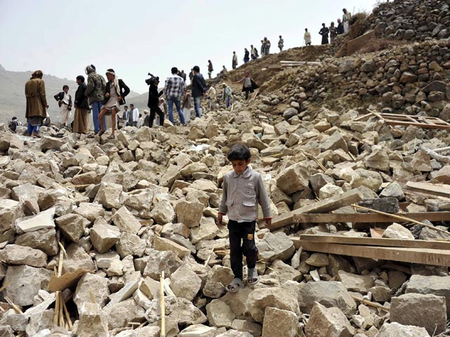 "549 человек были убиты и 1707 получили ранения в результате насилия в Йемене с 19 марта. Это включает по меньшей мере 217 смертей и 516 ранений гражданских лиц, многие из которых стали следствием взрывов в двух мечетях в Сане 20 марта", - сообщает Управл