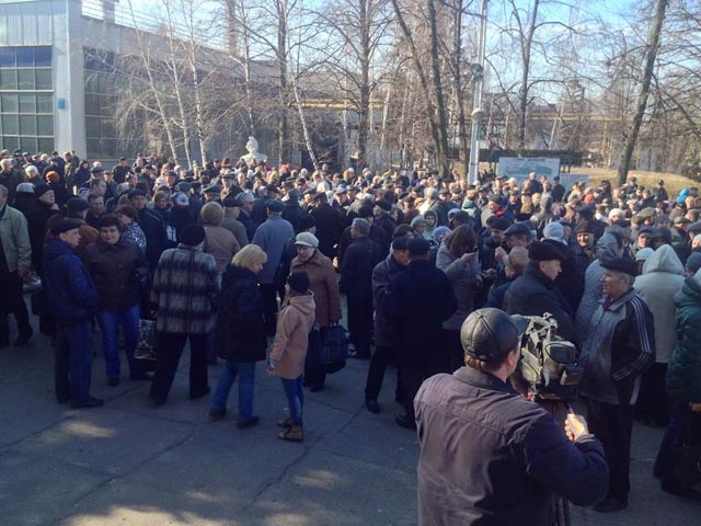 В Харькове сотрудники местного авиационного завода вышли на митинг с требованием выплатить им задолженность по зарплате. В акции приняли участие около 400 человек