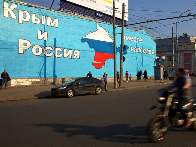 Российские демократические партии, негативно оценившие присоединение Крыма к России, не торопятся создавать на полуострове свои отделения, однако политическую деятельность все же ведут, отстаивая права человека