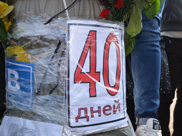 В Москве и других городах России во вторник оппозиция с 11 часов утра по местному времени также проводит акцию памяти "Минута немолчания"