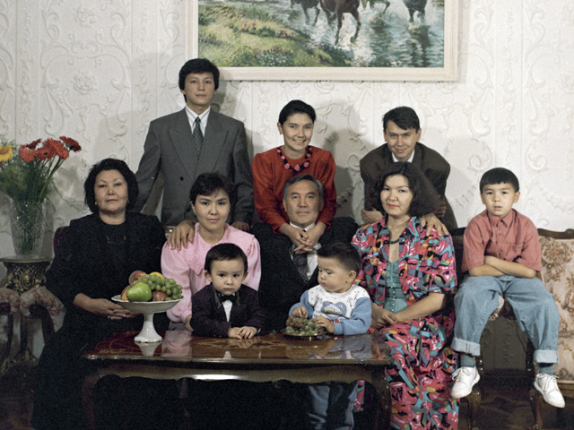 Украинские продюсеры извинились перед президентом Казахстана за то, что использовали в своем фильме его отфотошопленную семейную фотографию