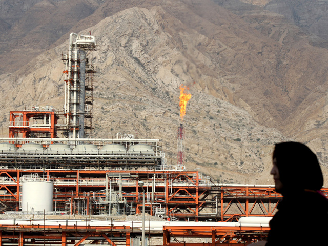 Полное прекращение действия санкций против Ирана в случае достижения соглашения об ограничении ядерной программы страны приведет к тому, что в следующем году цены на нефть опустятся на 15 долларов за баррель
