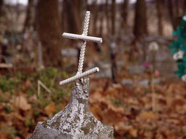 В городе Карабаш Челябинской области на кладбище школьники надругались над 60 могилами
