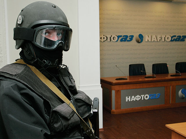 Сотрудники Генпрокуратуры и Службы безопасности Украины проводят следственные действия в одном из офисов компании "Нафтогаз Украины" в Киеве