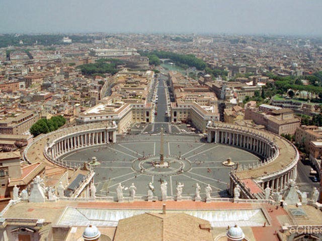 Ватикан поставлен в неловкое положение из-за двух новых скандалов