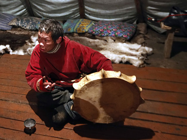 Ненецкий шаман Николай Талеев, более известный как шаман Коля, провел обряд по захоронению мирового зла в Арктике