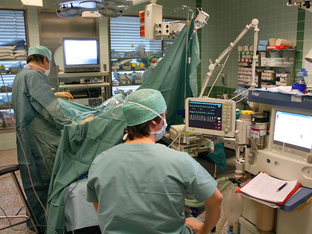Человек, которому сделают трансплантацию головы, может испытать нечто "намного худшее, чем смерть", заявил один из ведущих специалистов в области нейрохирургии