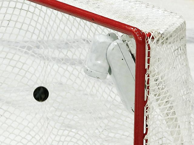 Хоккеисты сборной России в Ла-Шо-де-Фон потерпели первое поражение в рамках Еврочелленджа, уступив в серии буллитов команде Швейцарии со счетом 2:3 (1:1, 0:1, 1:0, 0:0, 0:1)