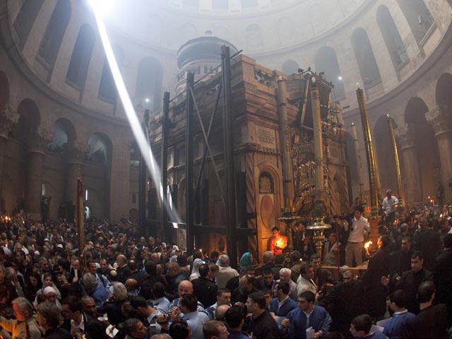 В храме Гроба Господня в Иерусалиме в Великую субботу по православному календарю свершилось чудо схождения Благодатного огня