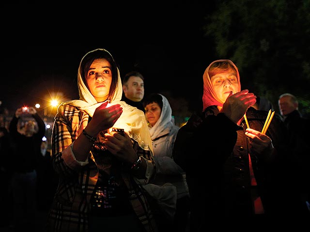 Власти самопровозглашенной Донецкой народной республики (ДНР) приостановили действие комендантского часа на время пасхальной ночи, когда в храмах будут совершаться торжественные богослужения
