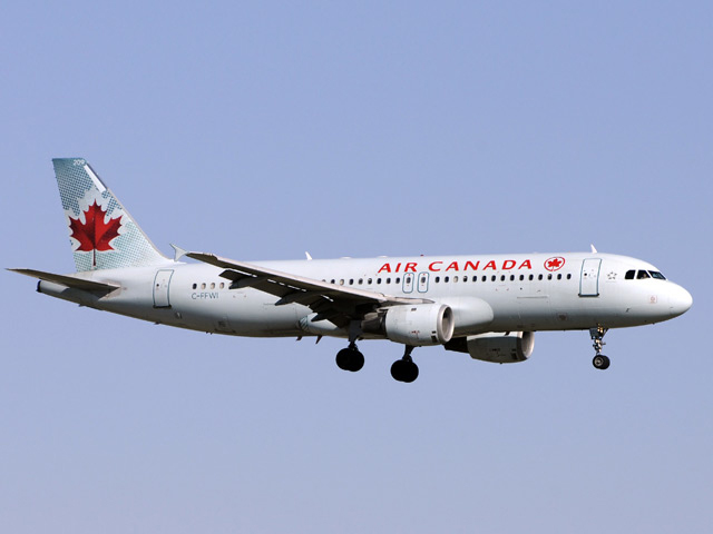 Рейс AC877, следовавший из Франкфурта в Торонто, совершил экстренную посадку в ирландском аэропорту "Шаннон", где буйную пассажирку заставили покинуть борт самолета