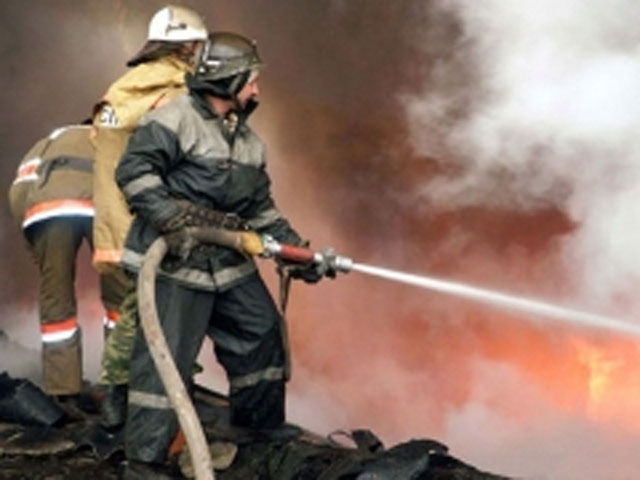 В Хакасии спасатели борются с лесными пожарами, которые раздувает сильнейший ветер: на части республики введен режим ЧС