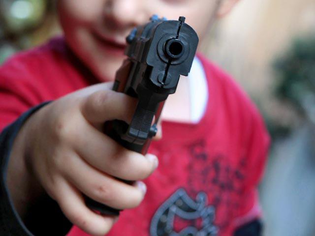 Трехлетний мальчик нашел дома оставленный без присмотра пистолет и выстрелил в голову младенцу. 