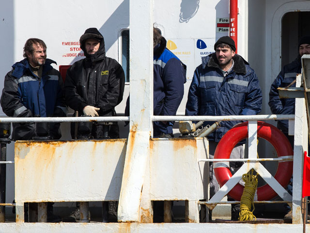 Суда "Андромеда" и "Справедливый" доставили в Корсаков выживших рыбаков (37 граждан РФ и 26 иностранцев) и тела погибших членов экипажа траулера