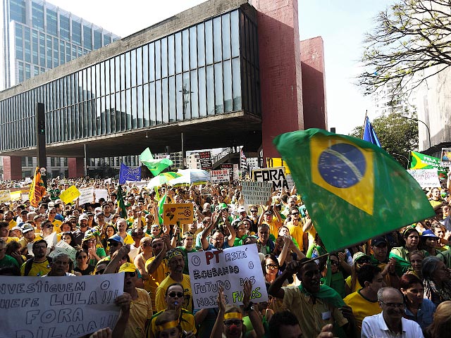 В воскресенье, 12 апреля, около 700 тысяч человек вышли на акции протеста, которые прошли в 24 из 26 штатов Бразилии, а также в столичном округе Бразилиа