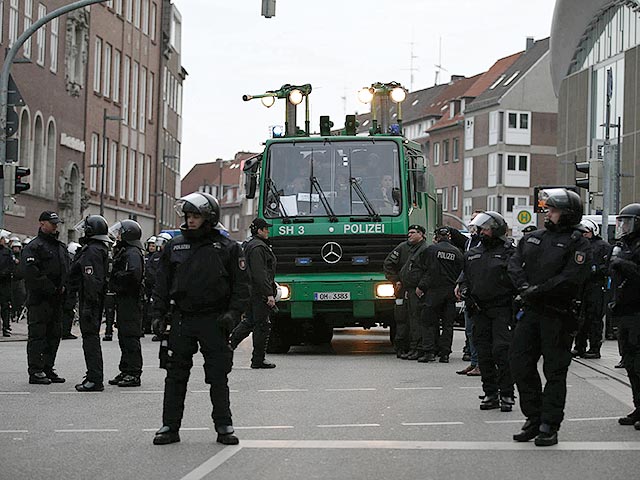 В немецком городе Любек сотрудники правоохранительных органов задержали десятки активистов, которые устроили протестные мероприятия во время встречи министров иностранных дел тех стран, которые входят в G7