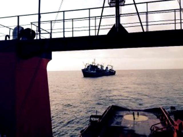 Российский траулер "Олег Найденов", отбуксированный в открытое море после возникшего на борту пожара в порту Лас-Пальмас на Канарских островах, затонул в 15 милях (24 км) к югу от острова Гран-Канария