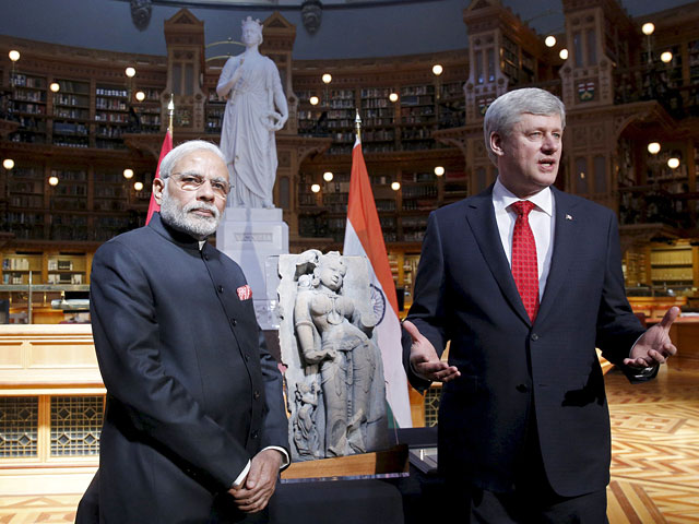 Премьер-министр Канады Стивен Харпер передал своему индийскому коллеге Нарендре Моди 900-летнюю скульптуру, которая таинственным образом исчезла из древнего храма Индии и была незаконно переправлена в Северную Америку