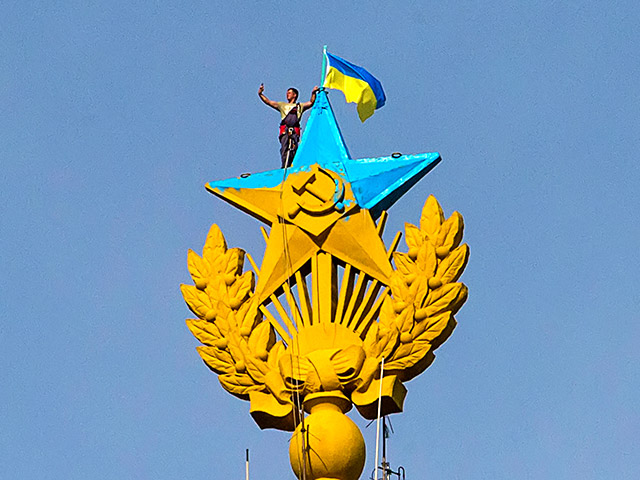 Правозащитный центр "Мемориал" 16 апреля признал политическими заключенными пятерых москвичей, которые находятся под арестом с августа 2014 года по обвинению в перекрашивании звезды на высотке на Котельнической набережной в Москве в цвета украинского флаг