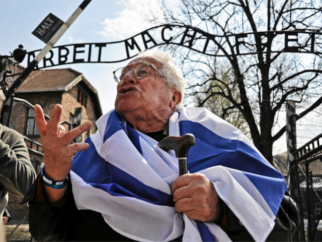На "Марш живых" в бывшем концлагере Освенцим вышли более 10 тысяч человек
