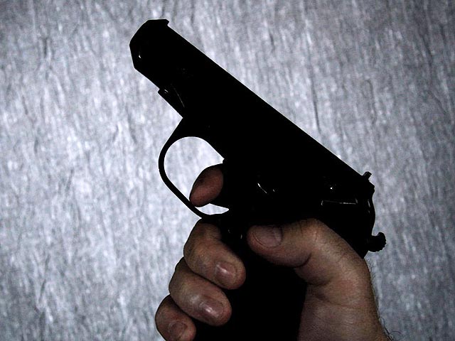 В московском метро на станции "Лубянка" охранник забыл борсетку с пистолетом