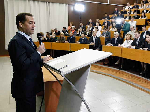 Премьер-министр Дмитрий Медведев не поддержал идею учащихся столичного университета нефти и газа им. Губкина сделать бесплатным проезд в общественном транспорте Москвы для студентов