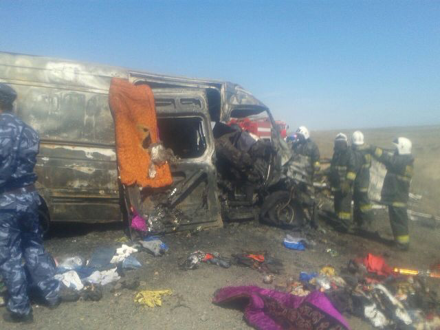 Происшествие случилось на 487 километре автодороги "Алматы - Екатеринбург". Известно, что микроавтобус направлялся в Бишкек, в нем находились 19 человек