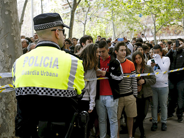 Испанские полицейские задержали в городе Барселона (Каталония) мальчика, который устроил бойню в учебном заведении, вооружившись арбалетом. В итоге один преподаватель погиб, а еще четыре человека, включая учеников, получили ранения