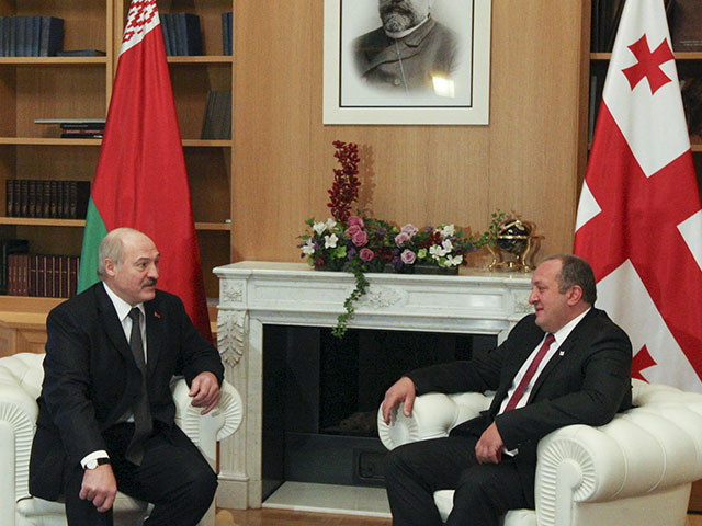 Президент Белоруссии Александр Лукашенко на встрече со своим грузинским коллегой Георгием Маргвелашвили в Тбилиси заявил, что между двумя странами нет никаких противоречий в политическом плане