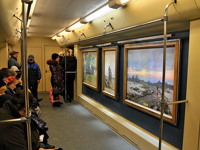 Копии картин из собрания Московского музея современного искусства (ММСИ) 29 апреля появятся в экспозиции поезда-галереи "Акварель" столичного метрополитена