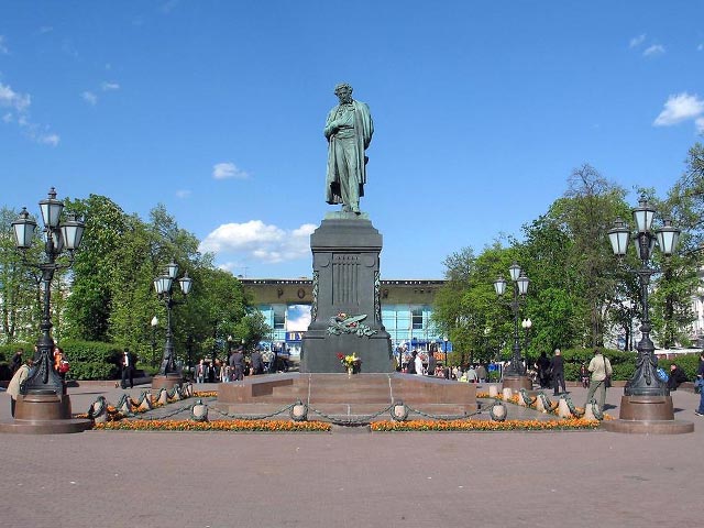 Знаменитому памятнику Пушкину в центре Москве вернут цепи