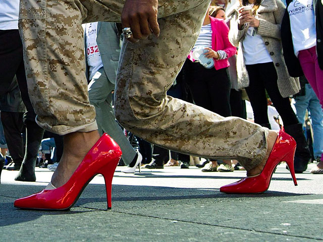 Женщина туфля видео. Военные в туфлях на каблуках. Женщины военные в туфлях. Военные туфли женские. Туфли женские армейские.