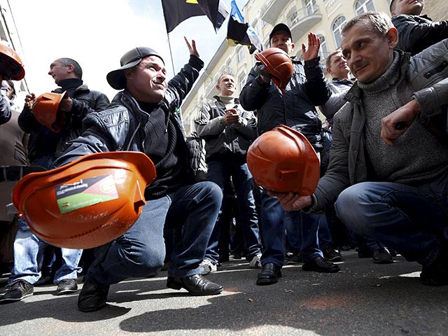 В центре Киева 23 апреля шахтеры продолжили протесты, начатые накануне. Более 500 человек пикетировали администрацию президента, Верховную Раду, кабмин, Минэнергоугля и периодически блокируют центральные улицы, например знаменитую улицу Грушевского