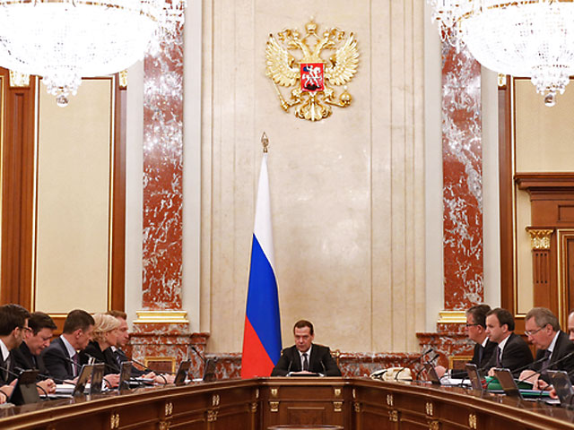 Премьер-министр Дмитрий Медведев 23 апреля, на очередном на заседании правительства заявил, что обязательная накопительная составляющая пенсионной системы будет сохранена