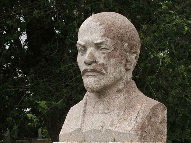 В Биробиджане к 145-летию со дня рождения Ленина "обезглавили" его бюст