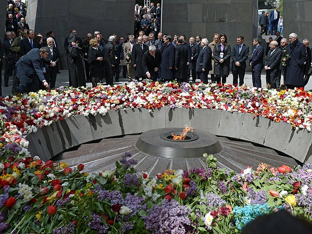 В пятницу, 24 апреля, в мемориальном комплексе памяти жертв геноцида армян "Цицеканаберд" в Ереване прошла церемония поминовения погибших во время событий 1915-1923 годов в Османской империи
