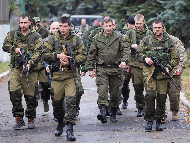 Глава самопровозглашенной "Донецкой народной республики" (ДНР) Александр Захарченко заявил о возврате тяжелых орудий на позиции