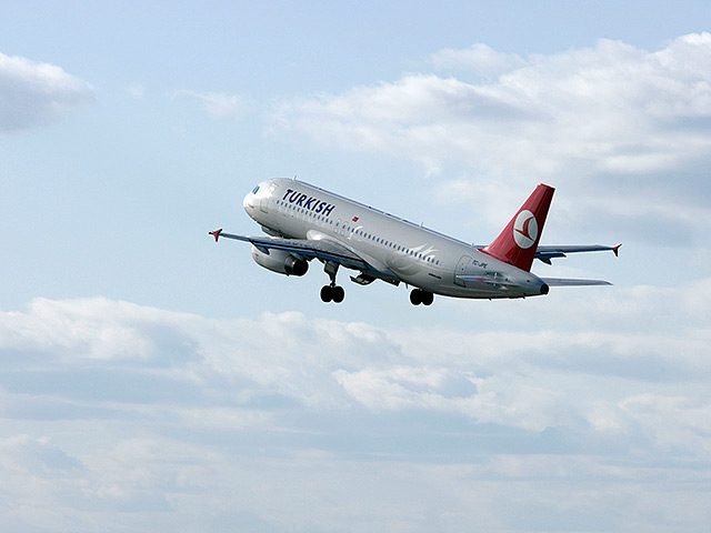 Самолет компании Turkish Airlines направлялся в Милан, но был вынужден вернуться в Стамбул, так как вскоре после взлета загорелся правый двигатель