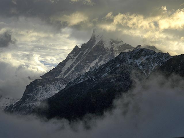 Разрушительное землетрясение в Непале спровоцировало лавины в горных районах. В ФАР не смогли установить связь с группой Волкова, хотя при этом там отмечали, что восхождение осуществлялось в "относительно безопасном" месте на западе Непала